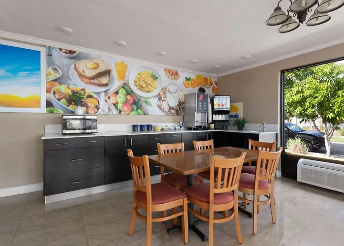 Days Inn By Wyndham St. Petersburg Central