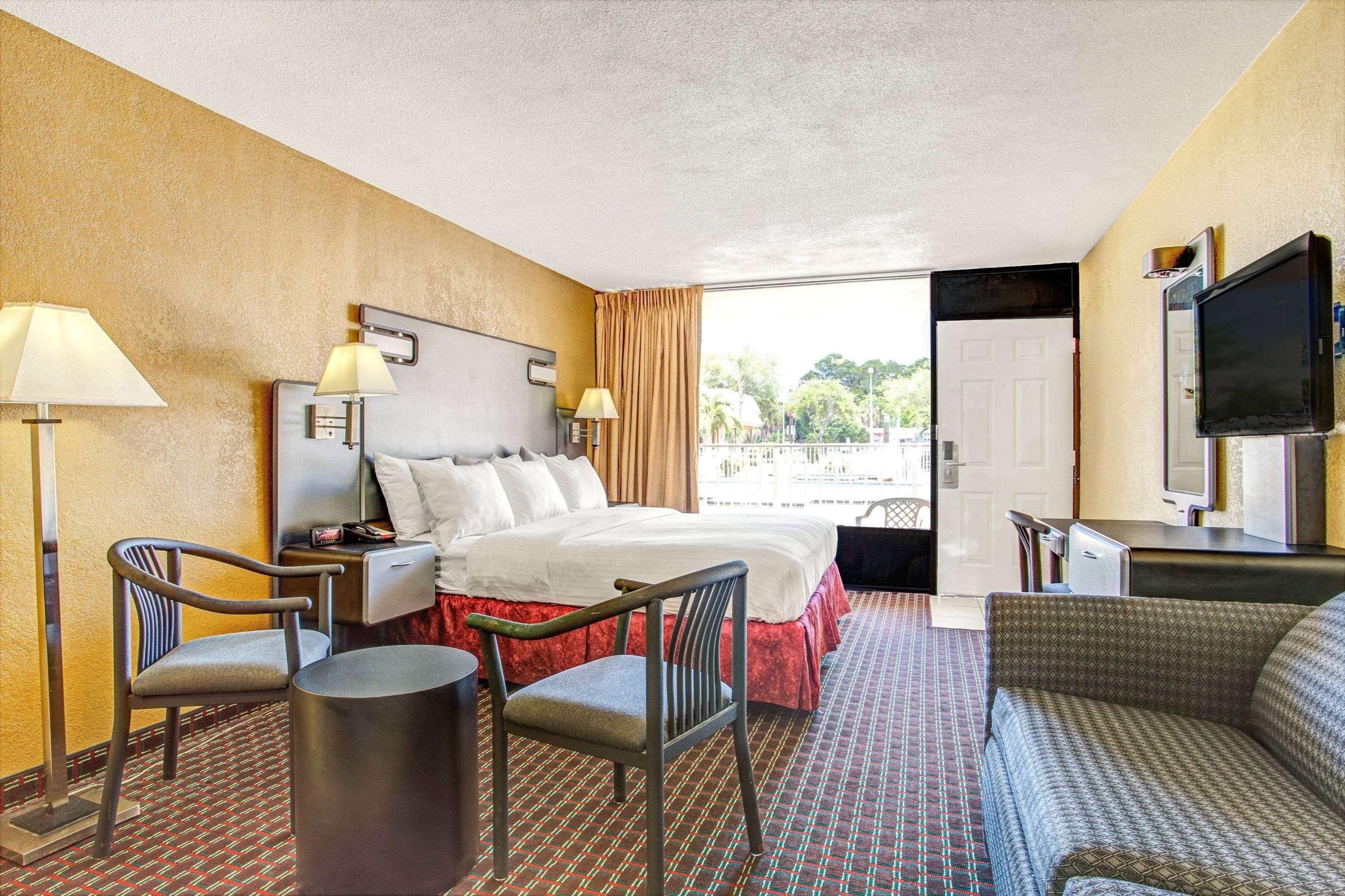 Days By Wyndham Central 2*