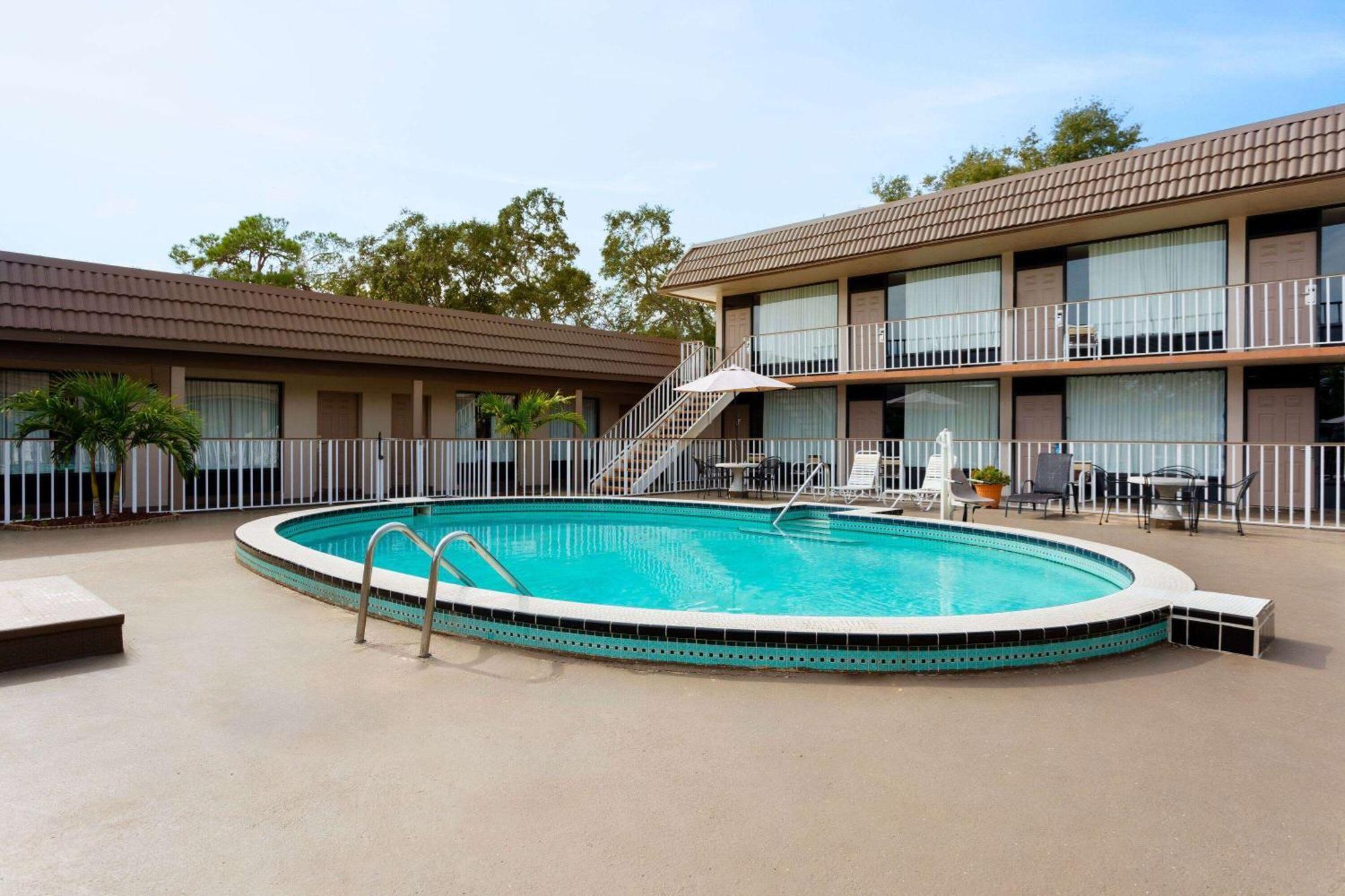 Days By Wyndham Central 2*